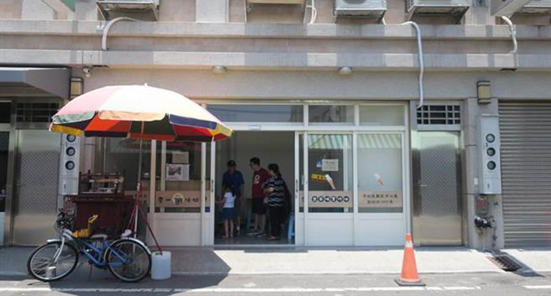 當年的賣冰木造小攤車,仍舊停放在慶一冰城店門外。(謝瓊雲攝)