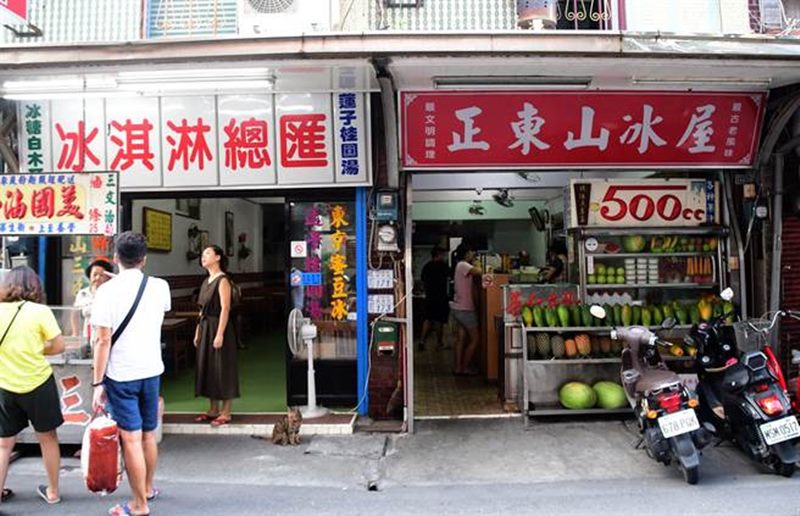 「正東山冰屋」由2間店面打通,左側是熱騰騰的「美國油條」,與右側沁涼的冰屋相鄰。(莊哲權攝)