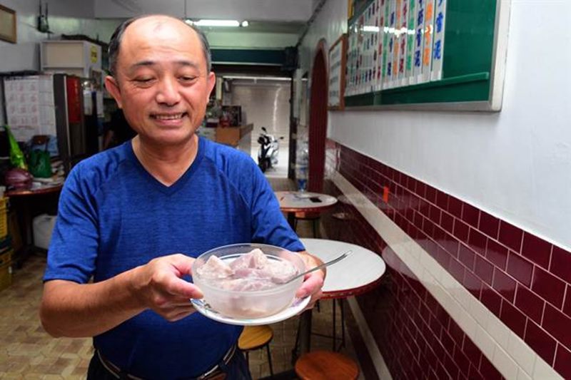 正東山冰屋老闆賴志堅說,許多內行的老主顧獨鍾口感鬆綿、沁涼的冷凍芋。(莊哲權攝)