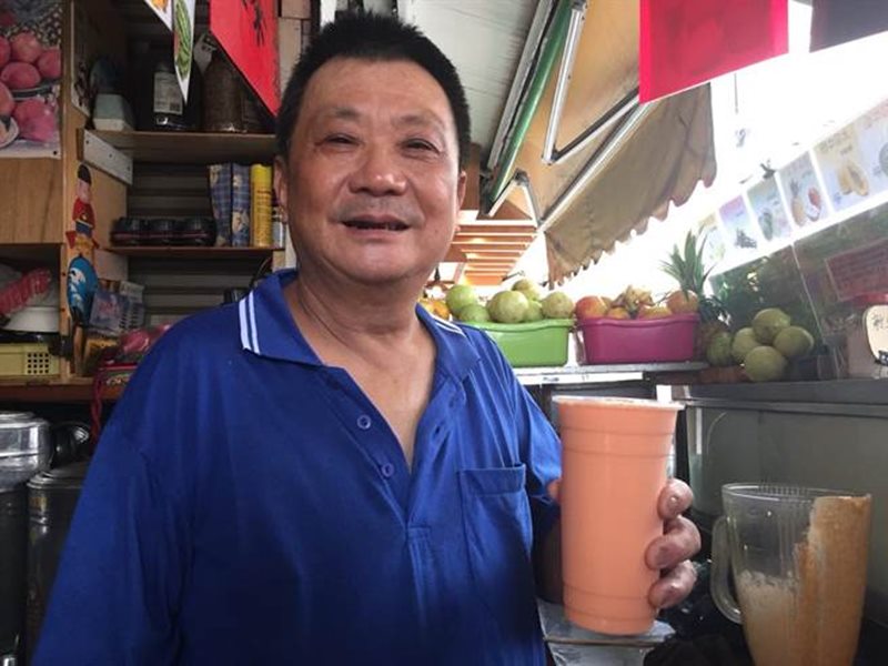 人稱「阿伯」的賴伯勇,對於自家木瓜牛奶非常自豪。(曹婷婷攝)
