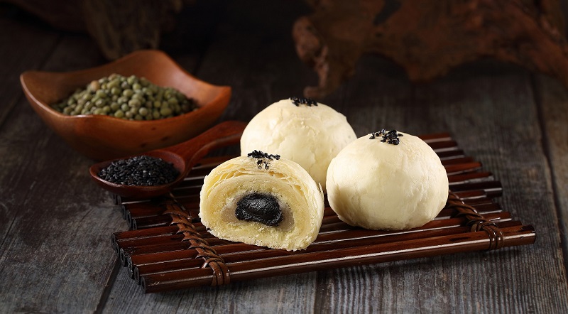 裕珍馨2019年中秋新品-綠豆芝麻酥,內餡選用台灣在地新鮮芝麻,中間夾層採用Q彈麻糬,以綠豆沙包覆,每一口皆充滿驚奇的全新滋味