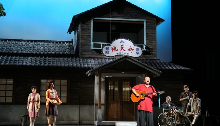 金馬獎最佳配樂得主陳明章，為音樂劇《再會吧北投》打造音樂，同時也在劇中現身，飾演說書人。（綠光劇團提供）