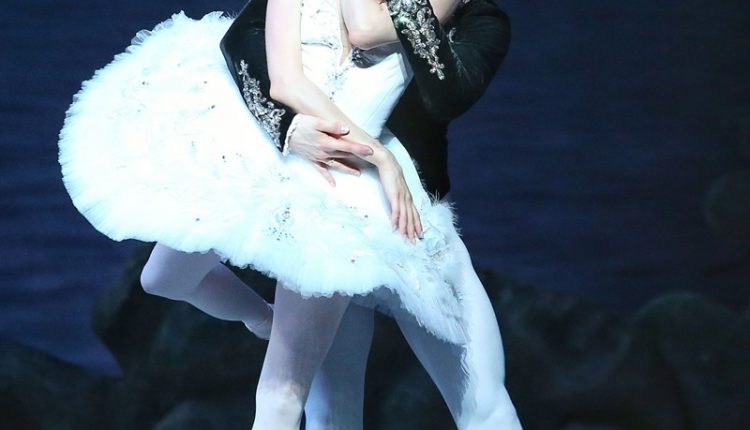 馬林斯基芭蕾舞團《天鵝湖》演出前整排，呈現經典的王子與天鵝相遇畫面。（王英豪攝）