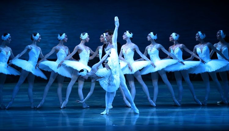 馬林斯基芭蕾舞團18日起在台一連4場《天鵝湖》，開幕場晚間在台北國家戲劇院演出。（陳信翰攝）