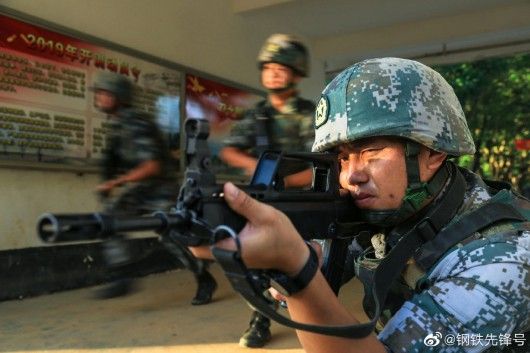 ▲大陸解放軍陸軍第74集團軍官方微博「鋼鐵先鋒號」報導,日前陸軍第74集團軍某旅在湛江某海訓場類比了一場突發暴恐情況處置演練。(取自鋼鐵先鋒號微博)