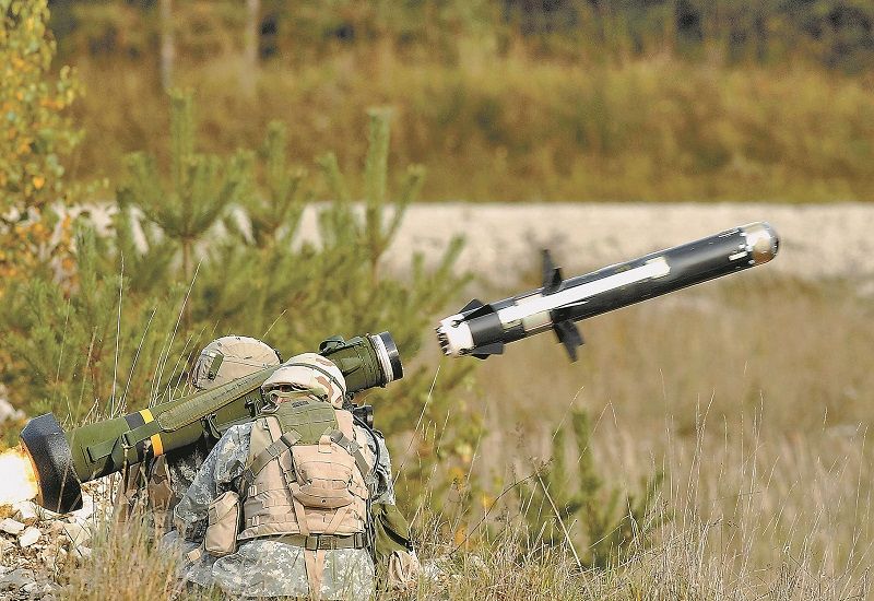 美國陸軍士兵發射FGM-148標槍飛彈。(取自美國陸軍官網)