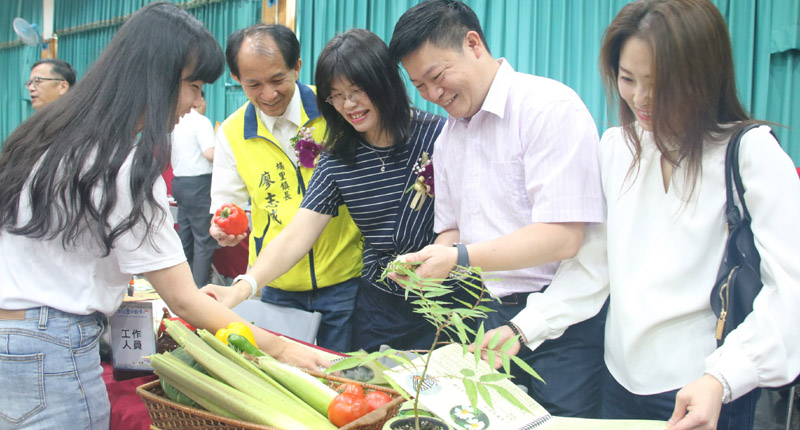 2019年6月19日,南投特色農特產品包括茭白筍及刺蔥等,讓民眾駐足。(本報系資料照片)