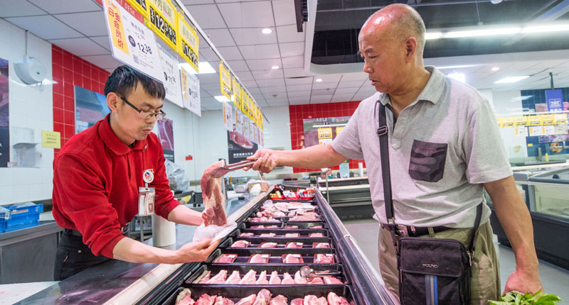2019年6月12日,山西太原消費者在超市選購豬肉。(中新社)