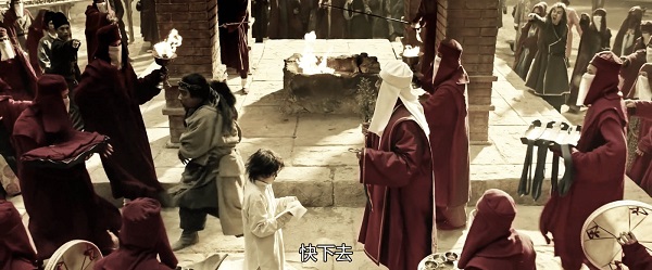▲劇中祆教場景,祭司沒帶口罩,普通教徒卻帶口罩。(取自澎湃新聞網)