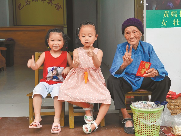 ▲今年滿100歲的廣西巴馬人瑞黃媽桃,與曾孫女開心合影。(記者陳君碩攝)