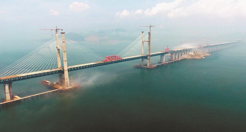 世界最大跨度跨海峽公(路)鐵(路)兩用斜拉橋──福(州)平(潭)鐵路平潭海峽公鐵兩用大橋元洪航道橋上月5日主橋合龍。(中新社資料照片)