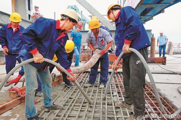 工人17日在平潭海峽公鐵兩用大橋北東口水道通航孔橋公路梁灌漿。(取自新浪微博@王小芒1036)