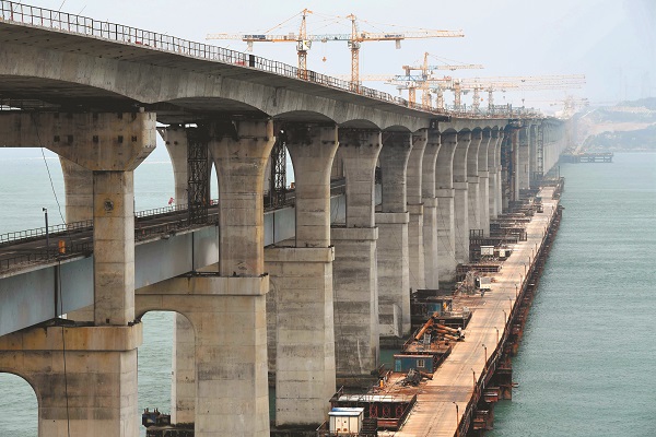 平潭海峽公鐵兩用大橋全長16.34公里,上層為六車道公路,下層為雙線鐵路。(中新社資料照片)