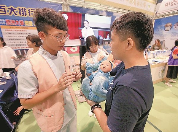 亞洲大學主打護理系,請來正在就讀的學生模擬智慧嬰兒照護,讓大家了解到未來就業可以無縫接軌。(本報系記者趙雙傑攝)