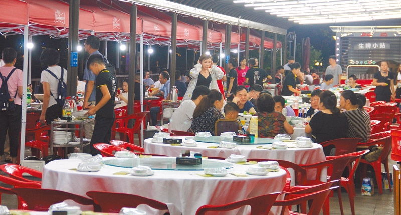 2018年大陸夜間餐飲消費交易額較上年成長47%。(記者李鋅銅攝)