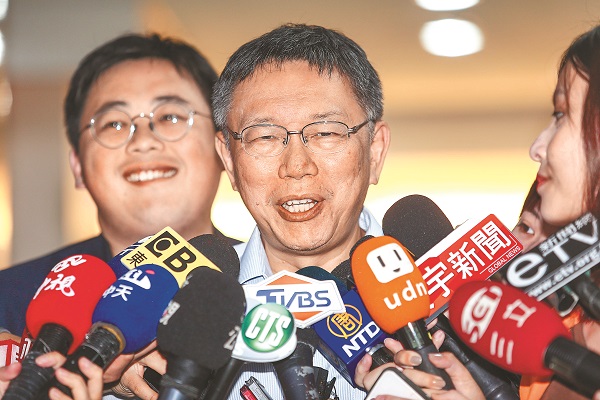 市長柯文哲2日出發上海雙城論壇前受訪心情顯得特別輕鬆。(本報系記者鄧博仁攝)
