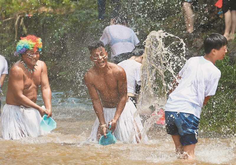 8月3日,江西省修水縣東滸寨景區,遊客「打水仗」消暑。(中新社)