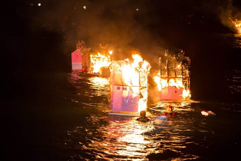 放水燈頭儀式,深夜在八斗子望海巷海邊登場。(基隆市政府提供)