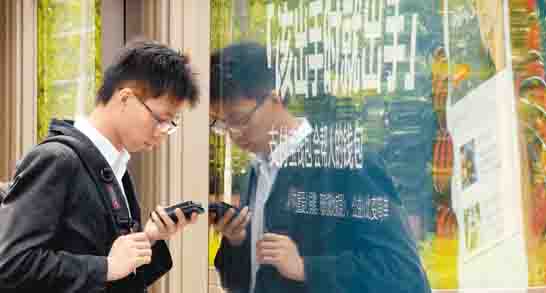 街頭支付寶錢包和餘額寶廣告吸引路人眼球。(CFP)