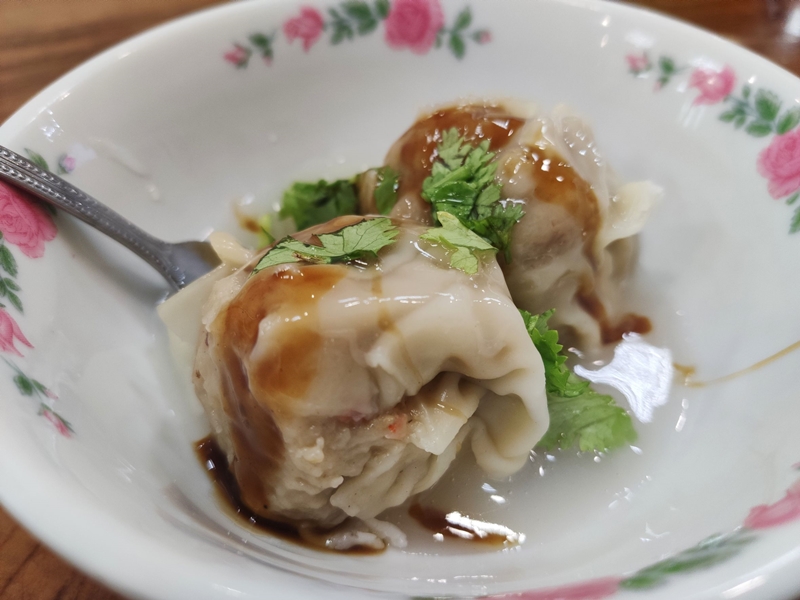 位於桃園市桃園區寶慶路的肉圓嫂,除了招牌肉圓外,乾燒賣採用旗魚漿手工製作,相當好吃。(賴佑維攝)