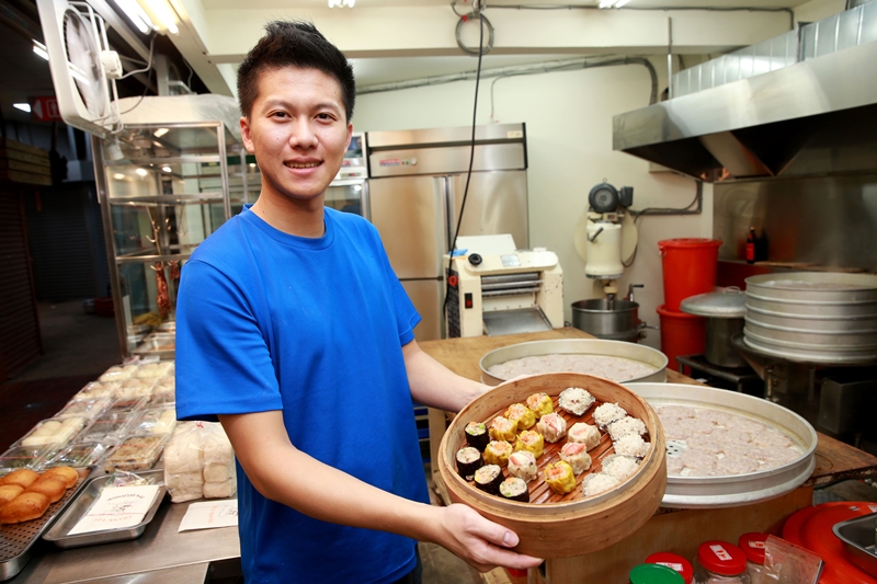 港廚美食現是第二代接手,也是餐廳出身的吳原銘,傳承老爸技藝,老店新開。(黃國峰攝)