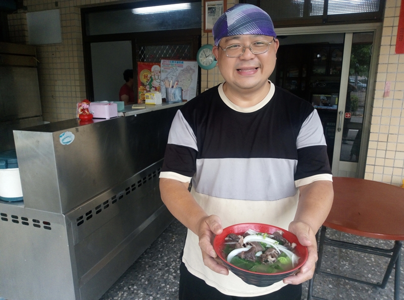雲林縣虎尾科技大學第3校區旁的「肉圓伯」老板詹岳霖拜越南移工為師,煮出非常道地的越南河粉,深受越南僑生喜愛。(許素惠攝)