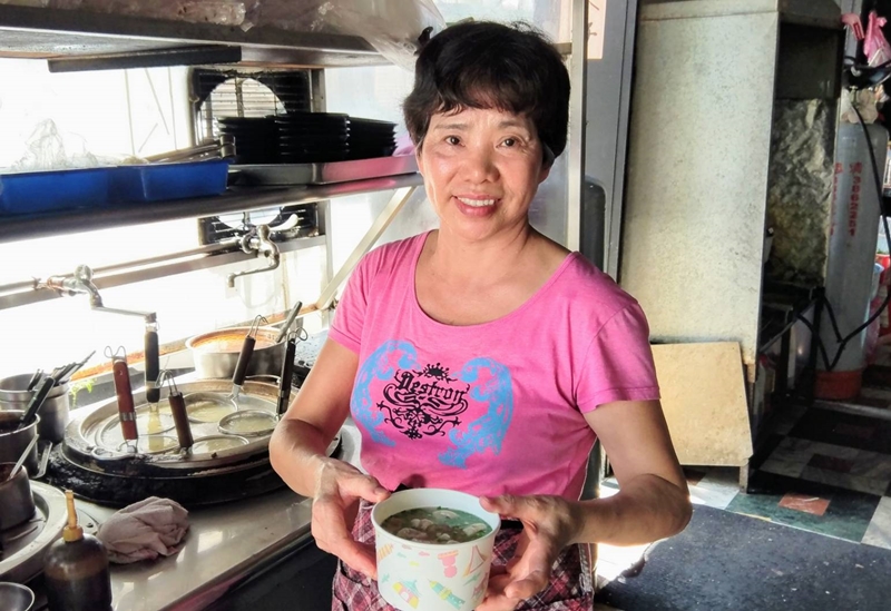 麥你面子販售的餛飩湯,餛飩扎實湯頭鮮美。(呂筱蟬攝)