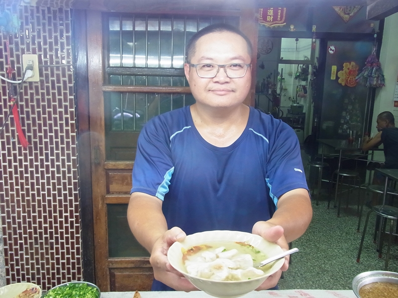 蔡宗盛從父親手中傳承40年的古早味餛飩湯。(張朝欣攝)