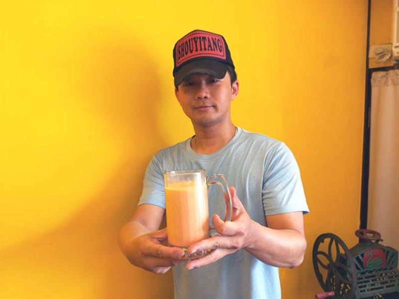 台南市南泉冰果室的木瓜牛奶,盛產時一天可以賣出上百杯。(洪榮志攝)