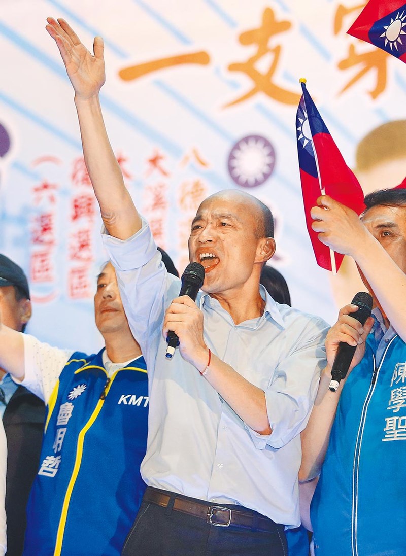 國民黨總統參選人韓國瑜「桃園社區相見歡」晚會3日盛大舉行,大批熱情民眾前來表達支持之意,韓國瑜致詞時呼籲支持民眾,用寶貴的選票來決定自己的未來。(范揚光攝)