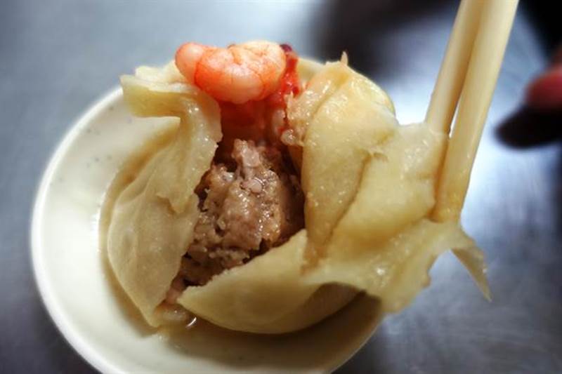 斗六點心樓的蝦仁燒賣,蝦子、肉都是當天貨,新鮮多汁,老闆鼓勵吃原味。(周麗蘭攝)