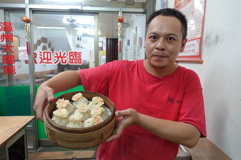 斗六市「點心樓」老闆陳明琨曾在台北點水樓當7、8年師傅,5年前到斗六開點心樓,台中等遠地饕客專程來吃。(周麗蘭攝)
