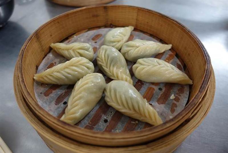點心樓也有一款適合蔬食者的「淨素蒸餃」,受出家師父喜愛,餃子皮、內餡都吃得出師傅功力很深。(周麗蘭攝)