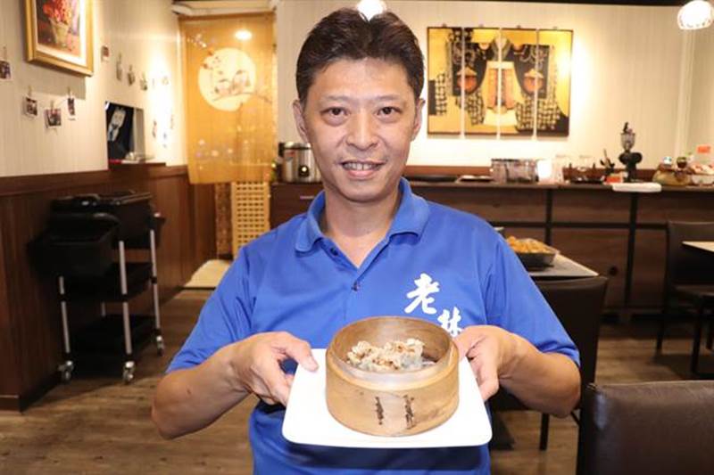 闆林秉寬承繼媽媽20年的好手藝,成立老林記蔬食餐廳,美味的港式燒賣讓人一吃就上癮。(吳亮賢攝)