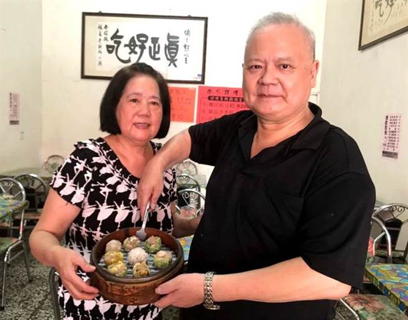 「埔里點心王」的老闆呂錫源與前涵碧樓點心主廚的太太王亞鳳,手端該店最負盛名的港式點心「燒賣」美食。(楊樹煌攝)