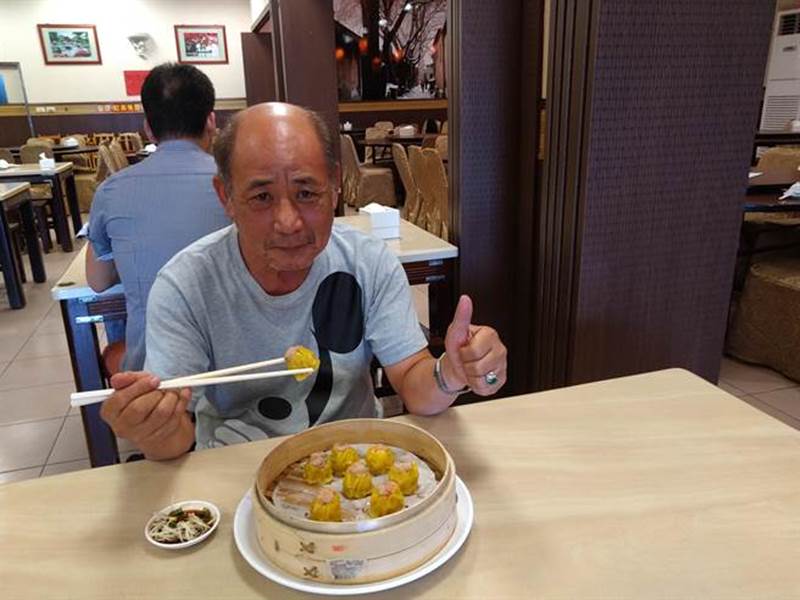 蝦肉燒賣口味彈Q,吃得到濃郁的蝦肉漿味。(林雅惠攝)