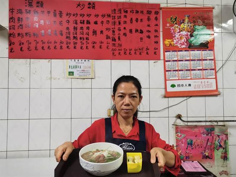 梅麗娟店裡的河粉便宜又大碗,是她媽媽從越南到台灣手把手教她做的道地家鄉味。(劉秀芬攝)