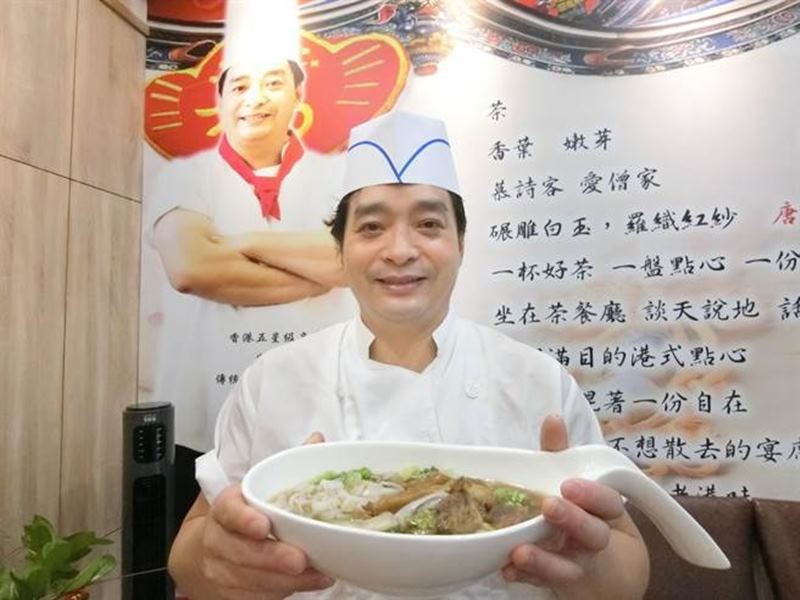 台中市品嘉茶餐廳行政總主廚潘玉花,拿手的河粉料理,河粉食材純手工製作,是店內超人氣的餐點。(盧金足攝)