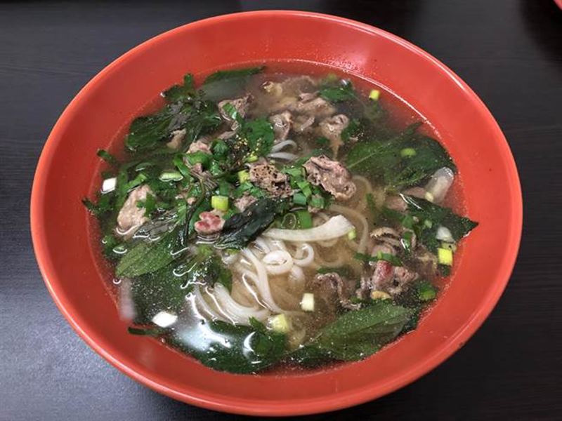 招牌鮮牛肉河粉湯頭濃厚香醇,入口滿是牛肉鮮甜,看來白皙的河粉,嘗來卻噴香夠味,常常晚間不到7點就售罄。(蔡依珍攝)