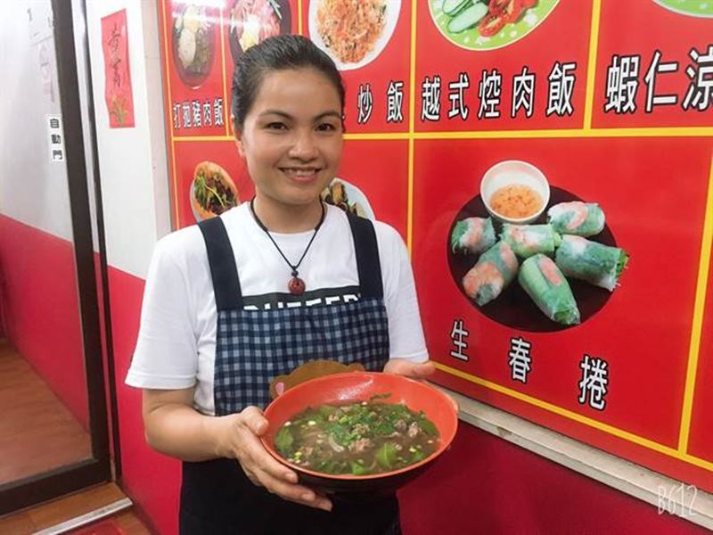 來自越南的陳美秀自小喜歡烹飪,嫁來台灣後實現夢想、開設小吃店,笑言每樣料理都是她的得意之作。(蔡依珍攝)