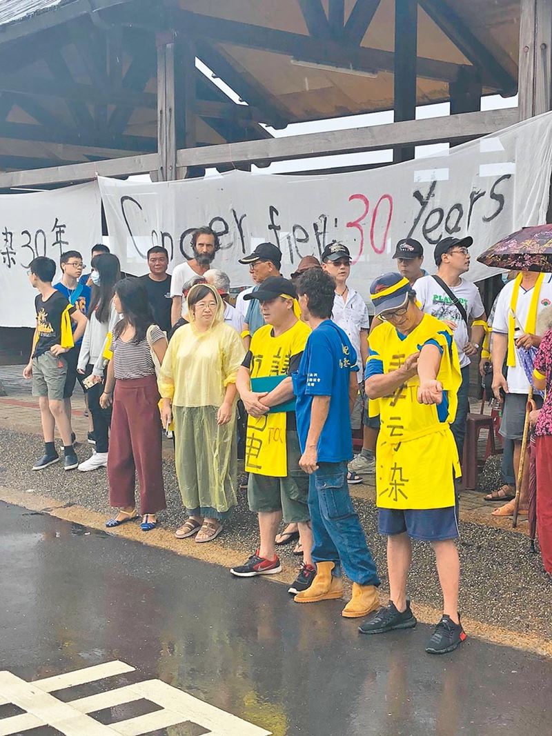 瑞芳區濂新里民19日拉布條抗議,認為台電30年來漠視地方,放任汙染物危害鄉里。(張穎齊攝)