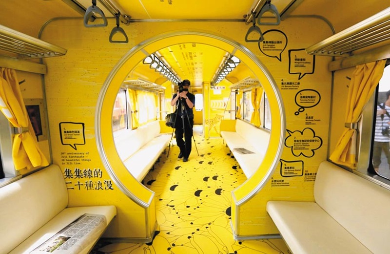 集集支線彩繪列車「國立集集美術館」20日在樹林火車站亮相,以集集特產「金蕉」亮黃色為主色,融入集集線歷史脈絡、香蕉趣味小知識、921地震新聞等設計,吸引鐵道迷朝聖。(許哲瑗攝)