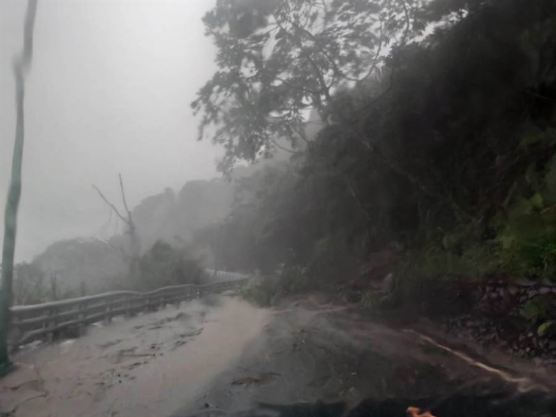 豐沛的降雨導致山區宣洩不及,水流直接從高處沿著路面向下排出。(王昱凱翻攝)
