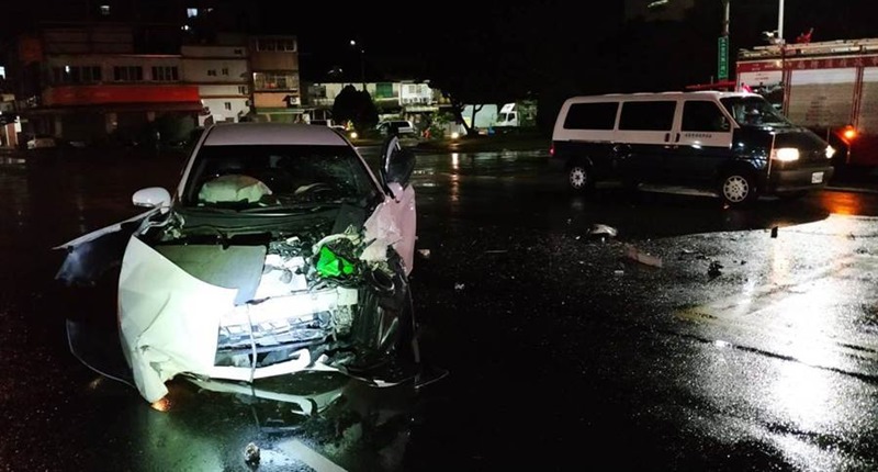 颱風夜自小客車與台電工程車擦撞,車頭嚴重毀損。(廖素慧翻攝)