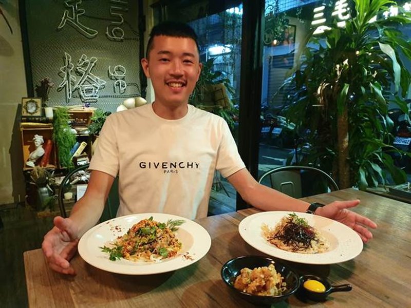 定格餐酒館店內販售的炒麵,以烏龍麵為基底、分為冷(右)、熱(左)兩種,讓饕客們愛不釋手。(葉書宏攝)