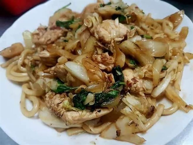 塔香三杯雞炒麵最受歡迎,大塊的雞柳肉佐以九層塔快炒,頗具台灣味。(袁庭堯攝)