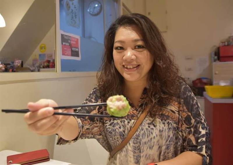 古玉蓮為香港媳婦,一手創立珍悅港式點心坊,將家人喜愛的菜色推廣給客人。(莊旻靜攝)