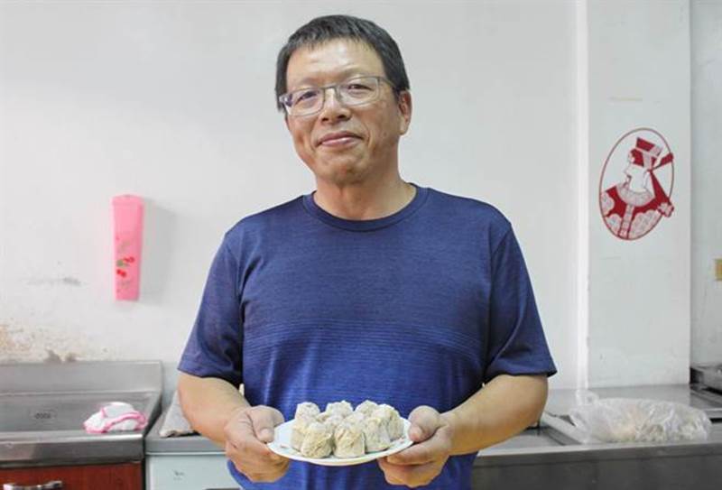 肉包李老闆李政忠堅守阿公傳下的古早味。(吳敏菁攝)