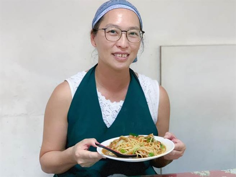 魏家小吃老闆娘吳旻勳表示,自己熱在工作當中,最喜歡看見飽餐一頓後顧客的笑容,因此每一道餐點都盡心盡力,即便是最平凡的炒麵,也可以吃出用心的不平凡。(王昱凱攝)