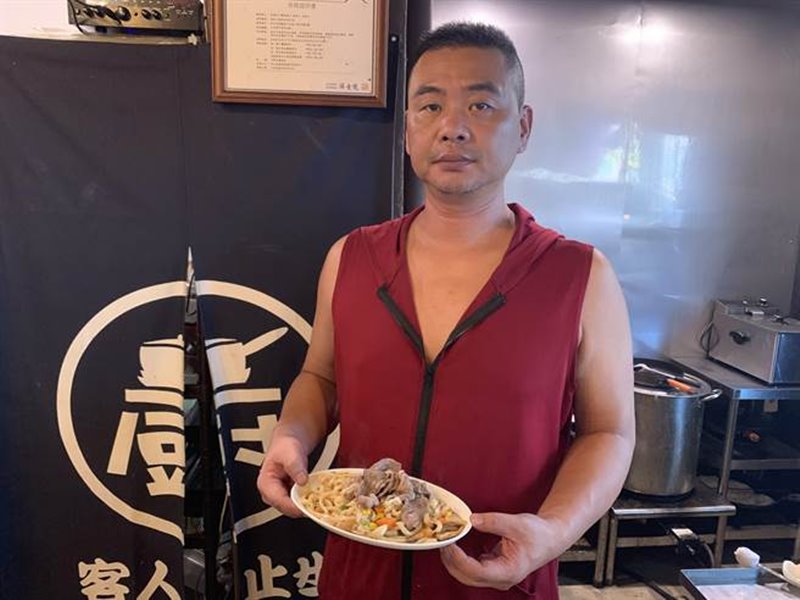 「粉鳥灶下」老闆朱乾文研發獨門醬汁,把炒烏龍麵襯托得更美味。(王揚傑攝)